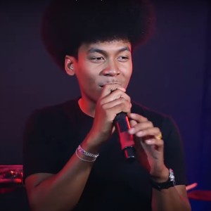 收聽Tik Sis的เก็บทรงไม่อยู่ - โทน ธนากร รถแห่นกคุ้มอืดมิวสิค (Live)歌詞歌曲