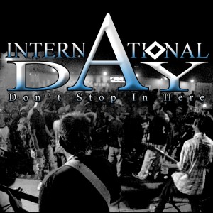 Dengarkan Tenggelam Dalam Suasana lagu dari International Day dengan lirik