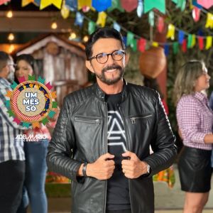 Listen to UM MÊS SÓ song with lyrics from Adelmario Coelho