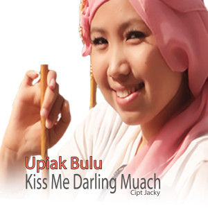 Dengarkan Kiss Me Darling Muach lagu dari Upiak Bulu dengan lirik