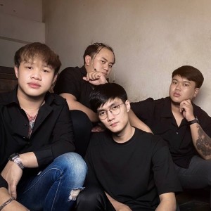 Listen to แค่ฝันก็พอ song with lyrics from Lower Mansion