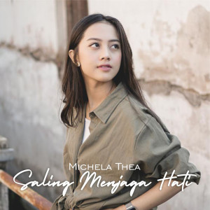Dengarkan lagu Saling Menjaga Hati nyanyian Michela Thea dengan lirik
