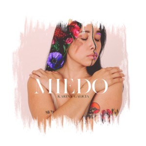 Dengarkan lagu Miedo nyanyian Karina Galicia dengan lirik