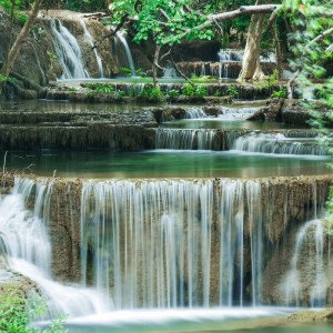 Dengarkan lagu Calming Waterfalls nyanyian Waterfall Sounds Reserve dengan lirik