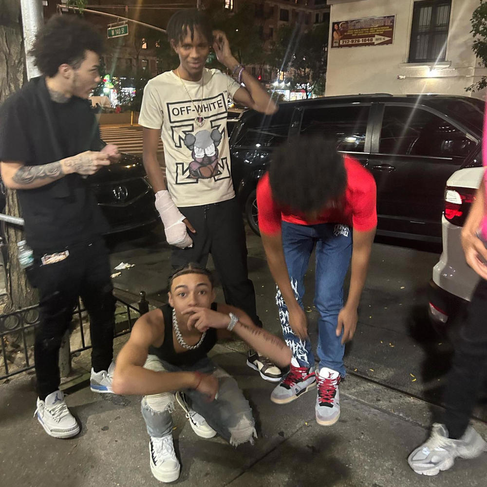 Hollows (feat. 83 Baby, Sugarhill Dede, MelBinBuggin & 3StripesJc) (Explicit)