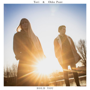 ดาวน์โหลดและฟังเพลง Hold You พร้อมเนื้อเพลงจาก Yori