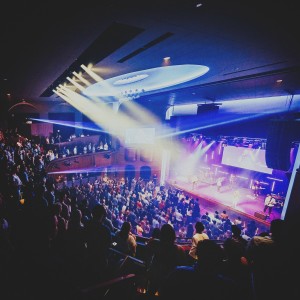 Dengarkan lagu A Thousand Miles (House Remix) nyanyian Kathleen Bailey dengan lirik