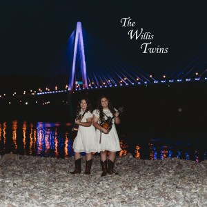 收聽The Willis Twins的I Will Fold Your Flag歌詞歌曲