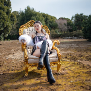 Dengarkan lagu TOMBOY (Explicit) nyanyian 瀧澤彩夏 dengan lirik