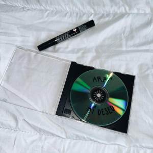 ดาวน์โหลดและฟังเพลง Mi Deseo พร้อมเนื้อเพลงจาก ARZI