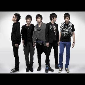 ดาวน์โหลดและฟังเพลง 肩膀 พร้อมเนื้อเพลงจาก 聚点翻转