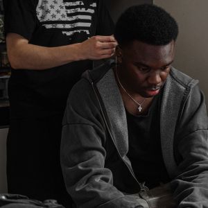 Dengarkan lagu FREE CAPRI (Explicit) nyanyian capriverse dengan lirik