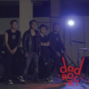 Dengarkan Kehilangan lagu dari Dad Rock dengan lirik