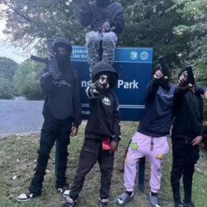 收聽Flock BACCDOE的Archdale Flats (feat. Nofaxe) (Explicit)歌詞歌曲