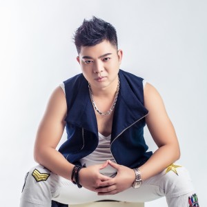 Dengarkan lagu 梦蝶 nyanyian 张延 dengan lirik