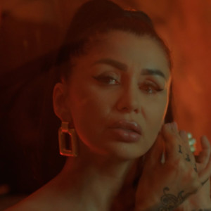 收聽Alina Mihaila的Ramai Cu Ea歌詞歌曲