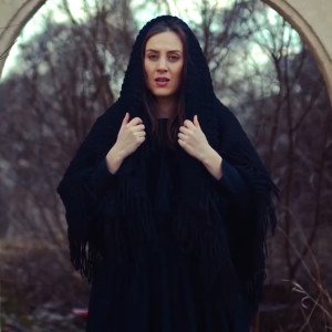 Listen to Mame Aleargă Pe Pământ (Priceasnă) song with lyrics from Oana Font