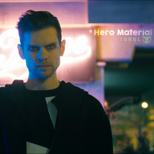 收听Torul的Hero Material歌词歌曲