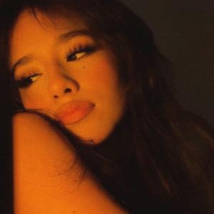 ดาวน์โหลดและฟังเพลง rewrite the stars - slowed + reverb พร้อมเนื้อเพลงจาก slō