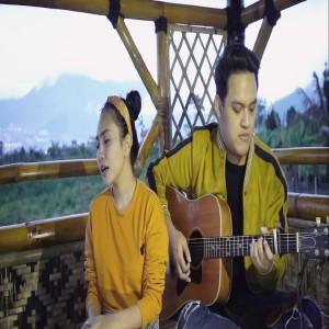 ดาวน์โหลดและฟังเพลง Cukup พร้อมเนื้อเพลงจาก AVIWKILA