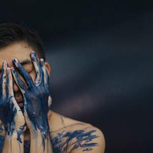 Dengarkan lagu The Color Blue nyanyian Rifan Kalbuadi dengan lirik