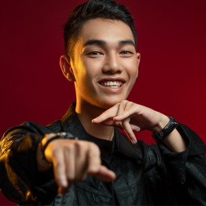 Dengarkan lagu Xa nyanyian Masew dengan lirik