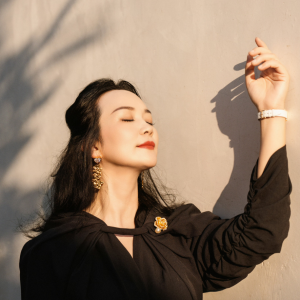 Listen to 牵挂 (完整版) song with lyrics from 陈姿