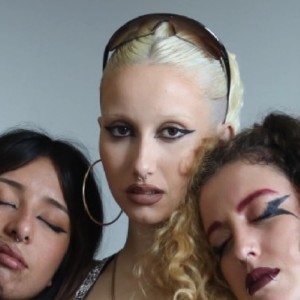 Listen to Guau Guau (Explicit) song with lyrics from Metrika