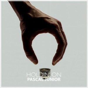 收聽Pascal Junior的Holdin' On歌詞歌曲