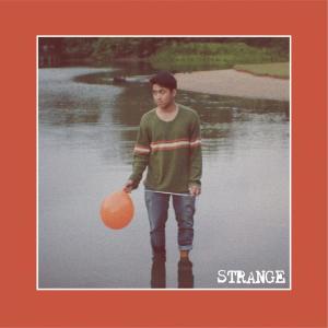 ดาวน์โหลดและฟังเพลง Strange พร้อมเนื้อเพลงจาก Khai