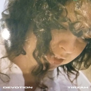 ดาวน์โหลดและฟังเพลง Holding On พร้อมเนื้อเพลงจาก Tirzah