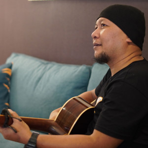 Dengarkan lagu Dia Bidadari Syurga nyanyian Eko Sukarno dengan lirik