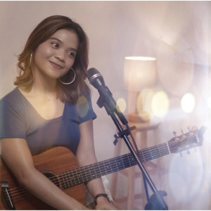 收听Refina Maharatri的Leaving on A Jet Plane (Acoustic)歌词歌曲