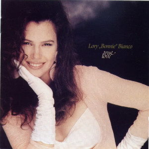 ดาวน์โหลดและฟังเพลง True Love พร้อมเนื้อเพลงจาก Lory Bianco