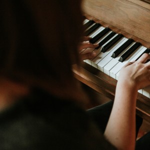 ดาวน์โหลดและฟังเพลง Asalamualika พร้อมเนื้อเพลงจาก Yuli Aqisa