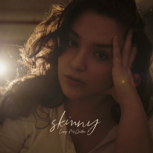 Dengarkan lagu Skinny nyanyian Casey McQuillen dengan lirik