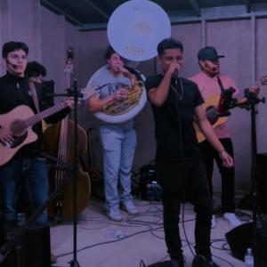 收聽Grupo Imperial的Disculpe Usted (En Vivo)歌詞歌曲