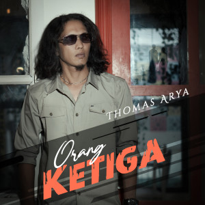 Dengarkan lagu Orang Ketiga (Versi Akustik) nyanyian Thomas Arya dengan lirik