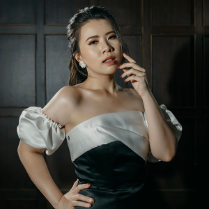 Dengarkan Ke Ke Tuo Hai De Mu Yang Ren lagu dari Yenyen Zhang dengan lirik