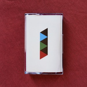 ดาวน์โหลดและฟังเพลง Triangles พร้อมเนื้อเพลงจาก Luke Nigro