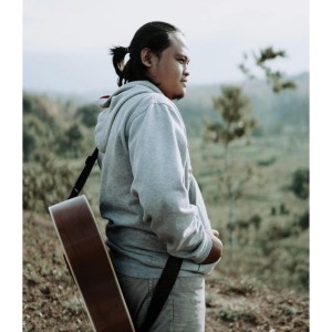 Listen to Tetap Disini song with lyrics from Firdo Radjaku