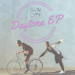 Dengarkan Daytona lagu dari Sun City dengan lirik