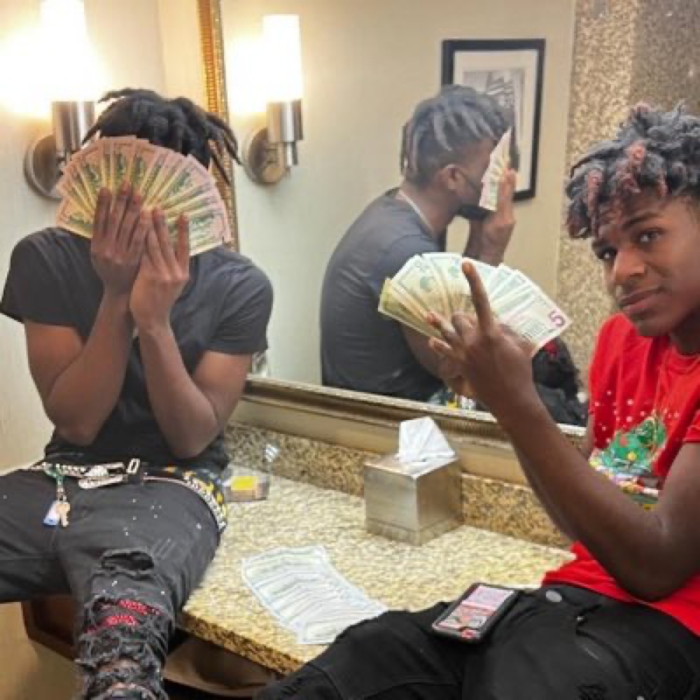 RUNITBACK (feat. YAE YAE)