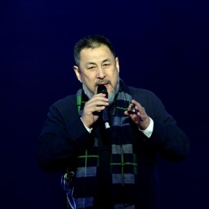 Dengarkan lagu 最美四月天 nyanyian 陆树铭 dengan lirik