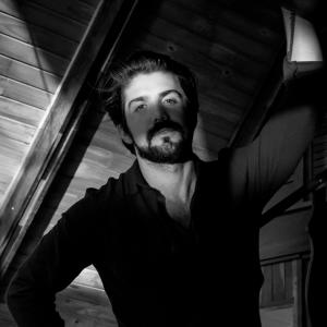 ดาวน์โหลดและฟังเพลง Embriagado de Saudade พร้อมเนื้อเพลงจาก Gabriel Gonti