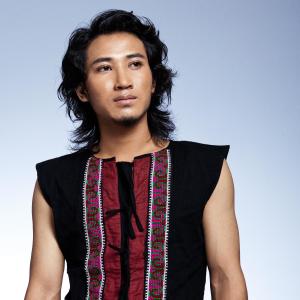 ดาวน์โหลดและฟังเพลง 明艳阿哩—包伍演唱 (完整版) พร้อมเนื้อเพลงจาก 米线