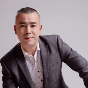 Listen to 乌拉特后旗 (完整版) song with lyrics from 八仔吕震