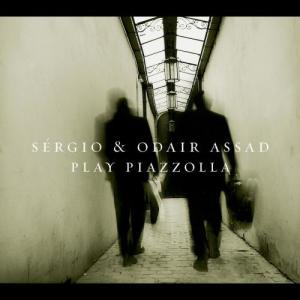 Sergio and Odair Assad的專輯Sergio and Odair Assad Play Piazzolla