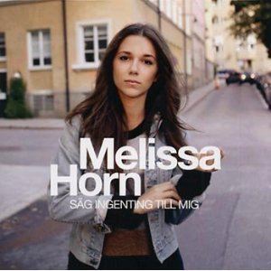 ดาวน์โหลดและฟังเพลง Med ena foten utanför พร้อมเนื้อเพลงจาก Melissa Horn