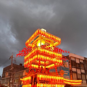 Dengarkan lagu Hot (Explicit) nyanyian Gian dengan lirik